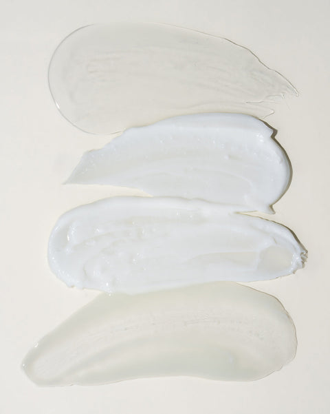 Kolm määret valget kreemi heledal hallil taustal